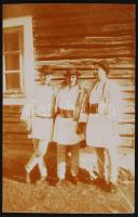 1918 Szíves emlékül a csángó frontról, feliratozott katonai fotólap, 14x9 cm