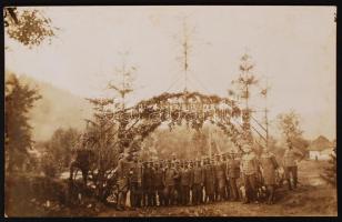 1917. augusztus 16. József főherceg Őfensége látogatása alkalmából emelt díszkapu, feliratozott katonai fotólap, 9x14 cm