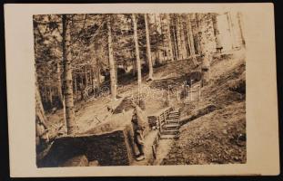 1917. május 30. Tölgyes, lövészárok az erdőszélen, katonai fotólap, 9x14 cm