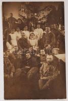 cca 1914-1918 Sebesülésükből lábadozó katonák karácsonyi csoportképe a kórházi ápolókkal, fotólap, 14x9 cm