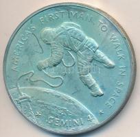 Amerikai Egyesült Államok 1970-1971. "Első amerikai űrséta - Gemini 4" Ag emlékérem, az "Amerika az űrben" sorozat darabja (26.5g/0.925/39mm) T:BU patina  USA 1970-1971. "America's First Man To Walk In Space - Gemini 4" Ag commemorative medallion, piece of the "America In Space" serie (26.5g/0.925/39mm) C:BU patina