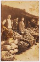 cca 1910-1920 Piaci árusok, fotólap, 14x9 cm
