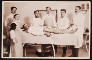 cca 1910-1920 Műtét előtt, fotólap, 14x9 cm