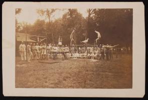 cca 1910 Könnyű József (Pécs): Katonák a tornapályán, fotólap, 9x13 cm