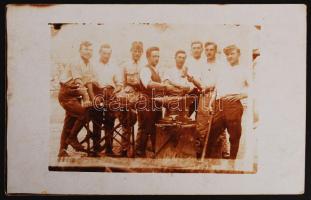 cca 1914-1918 Katonai kovácsműhely, fotólap, 8,5x13,5 cm