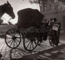 cca 1930-1940 Reich Péter Cornel: Fuvarra várva, pecséttel jelzett vintage fotó, 18x20 cm