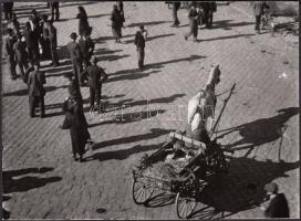 cca 1930-1940 Reich Péter Cornel: Hazafelé a vásárból, pecséttel jelzett vintage fotóművészeti alkotás, 13x18 cm