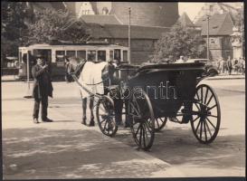 cca 1935-1940 Hufnágel Ede, az Eötvös József Gimnázium 8. osztályos tanulójának felvétele a pesti közlekedésről, 12x16 cm