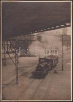 cca 1910-1920 Gőzmozdony a vasúti pályaudvaron, jelzetlen fotóművészeti alkotás, 17x12 cm