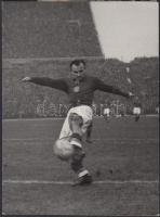 1955 Komlós Tibor: Tóth II. berúgja a második gólt a magyar-olasz meccsen, feliratozva, pecséttel jelzett vintage sportfotó, 12x9 cm