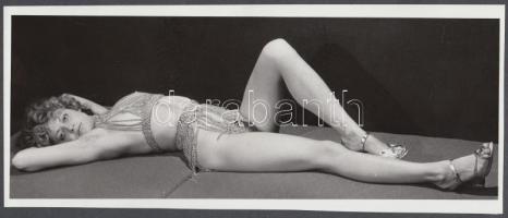 cca 1970 Csiklandozós, csábos, láncos huncutságban, finoman erotikus fénykép,  9x22 cm / erotic photo