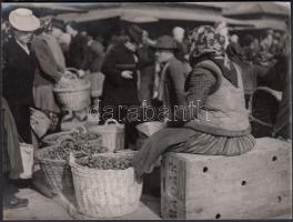 cca 1930-1940 Budapest, piaci jelenet, jelzetlen vintage szociofotó, 17x13 cm