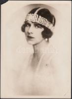 cca 1920-1930 Sajtófotó, amely Helen román hercegnő  öngyilkossági kísérletéről tudósít, németül feliratozva, a kép sarka hiányzik, 18x13 cm