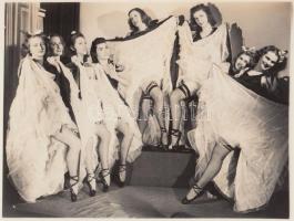 cca 1930-1940 Magyar lányok Brazíliában kánkánt táncolnak, dr. Asbóth manager archívumából, 17x23 cm