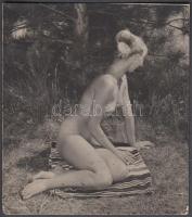 cca 1960 Aktfotó természeti környezetben, Tiszavölgyi József hagyatékából, 10x9 cm / cca 1960 Nude photo, 10x9 cm