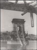 1945 Budapest, a németek által felrobbantott Lánchíd maradványai, későbbi nagyítás, 24x18 cm