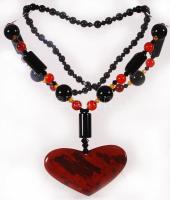 Fűzött gyöngy nyaklánc szív alakú medállal, h: 70 cm / necklace