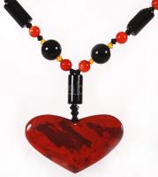 Fűzött gyöngy nyaklánc szív alakú medállal, h: 70 cm /
necklace