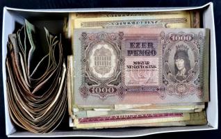 Több mint 500db-os vegyes magyar bankjegy tétel főleg a pengő időszakból, jobb darabokkal T:vegyes