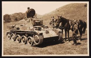 cca 1940 Harckocsizók és huszárok találkozása ebédidőben fotólap / WW. II. military photo card