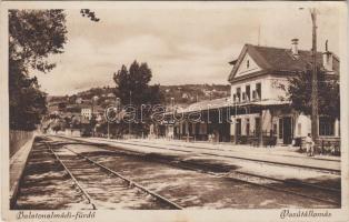 Balatonalmádi-fürdő, Vasútállomás
