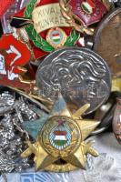 Kis fémdoboznyi vegyes magyar és külföldi kitüntetés, emlékérem, jelvény, főleg szocialista darabok T:vegyes