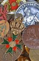 Kis doboznyi vegyes magyar és külföldi emlékérem, jelvény, sportérem, régi és modern darabok is T:vegyes