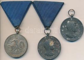1940. "Erdélyi részek felszabadulásának emlékére" kitüntetés mellszalaggal és mellszalag nélkül. Szign.: BERÁN + 1941. "Délvidéki Emlékérem" cink emlékérem nem eredeti mellszalaggal. Szign.: BERÁN L. T:2-,3 korróziónyom, erősen szennyezett Hungary 1940. "Commemorative Medal for the Liberation of Transylvania" with and without ribbonsign.:BERÁN + 1941. "Commemorative Medal for the Return of Southern Hungary" zinc medal with not original ribbon. Sign.:BERÁN L. C:VF,F coorosion, dirty