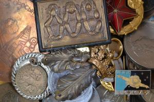 Kis doboznyi vegyes magyar és külföldi emlékérem, fémpénz, szocialista kitüntetés, jelvény, sportérem tétel jobb darabokkal, közte zománcozottak és tokosak is T:vegyes