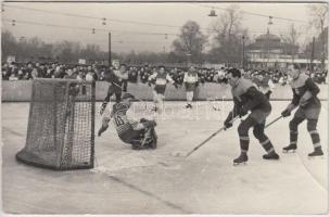 Budapest XIV. Műjégpálya, jégkorongmérkőzés a Vörös Meteor - Kinizsi csapatai között, Bojár Sándor felvétele, Képzőművészeti Alap kiadása (fa)