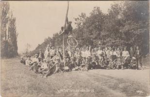 1920 Gödöllő környéke, túrázók a 'Patkó' tetején