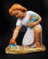 Virágot szedő kislány, festett kerámia, jelzett: KV, hibátlan, m: 11 cm