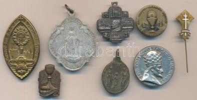 8db-ból álló vallási témájú jelvény, medál tétel, benne Vatikán 1975. "VI. Pál - Szentév" fém medál, 1938. "XXXIV. Eucharisztikus Világkongresszus" Br jelvény, "XXVII. Országos Katolikus Nagygyűlés" fém jelvény T:2,2-