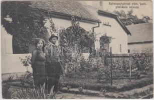 Balmazújváros, Római katolikus plébánia udvara, pap (EK)