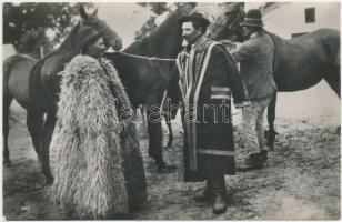 Bugac, csikósok, alku az eladó lovakra