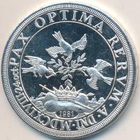 NSZK 1981. "1648 - Friedenstaler / Münster" ezüst replika eredeti tokban és tanúsítvánnyal (11.2g/0.500/30.2mm) T:PP GFR 1981. "1648 - Friedenstaler / Münster" silver replica in box with certificate (11.2g/0.500/30.2mm) C:PP