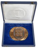 1982. "Kardos Tibor elvtársnak a Középületi Vállalatnál 30 éven át tanúsított hűséges és kiváló munkája elismeréséül" Br emlékplakett tokban (97x121mm) T:1-