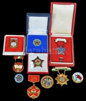 10db szocialista kitüntetés és jelvény zománcozott, tokos, jobb darabokkal, közte ~1950. "Kiváló Dolgozó" zománcozott kitüntetés miniatűrrel, eredeti dísztokban + ~1960. "Munkásőr" szolgálati zománcozott aranyozott jelvény 5 év szolgálat után eredeti dísztokban T:vegyes