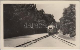 Budapest XII. Csillebérci állomáshoz közeledünk, vonat, Képzőművészeti Alap kiadása (EK)