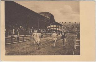 1913 K.A.O.E. verseny; Rákos kifogástalan bedobással győz 100 yardon; Weinreb, Rákos, Boros, Schubert / Hungarian running race