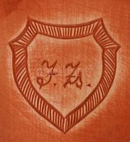 Jankovics Zsolt (1960-): Trófea alátét, díszített hárs fa, pácolt, jelzett, 25×18 cm