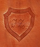 Jankovics Zsolt (1960-): Trófea alátét, díszített hárs fa, pácolt, jelzett, 26×19 cm