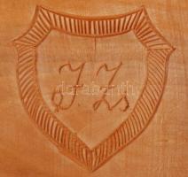 Jankovics Zsolt (1960-): Trófea alátét, faragott hárs fa, pácolt, jelzett, 22×13 cm