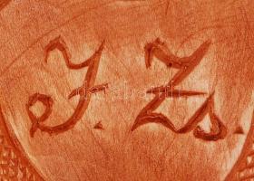 Jankovics Zsolt (1960-): Trófea alátét, faragott hárs fa, pácolt, jelzett, 24×23 cm