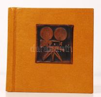 Miskolci filmfesztiválok érméi. Minikönyv, 83. sorszámozott kiadás, kiadói műbőr kötés fém plakettel, illusztrált, jó állapotban.