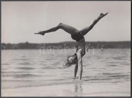 1940 Tempo: Vízi tornagyakorlat, pecséttel jelzett, hátoldalon feliratozva, 22x16 cm