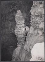 1944 Mászás a cseppkőóriások között, hátoldalán feliratozva, pecséttel, 17x22 cm