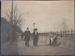 cca 1910 Úri család sétája a Duna korzón fotó 11x8 cm