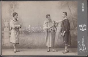 cca 1900 Brassó színházi jelenet keményhátú fotó. Knauer műterméből. 17x11 cm