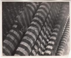 cca 1930-1935 Kinszki Imre (1901-1945): Fagerendák a kerítés árnyékában, pecséttel jelzett vintage fotóművészeti alkotás, egyik sarka hiányos, 15x13 cm